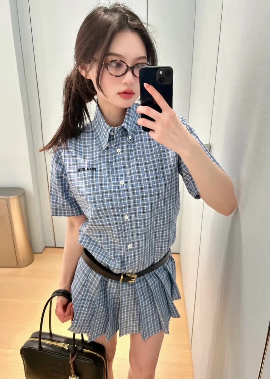 미우미우 미우미우 시그니처 블루 깅엄 체크 플리츠 셔츠 원피스 상세 이미지