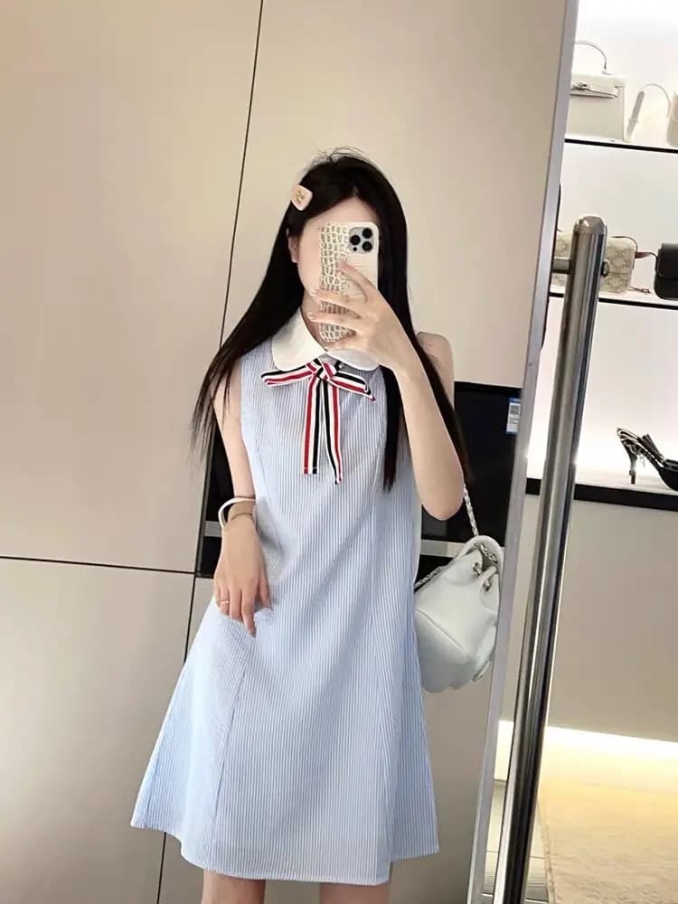 톰브라운 톰브라운 RWB 리본 타이 피터팬 칼라 스트라이프 슬리브리스 원피스 상세 이미지