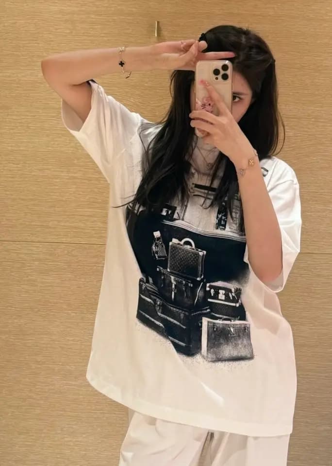루이비통 루이비통 빈티지 러기지 & 보야지 프린트 오버핏 반팔 티셔츠 상세 이미지