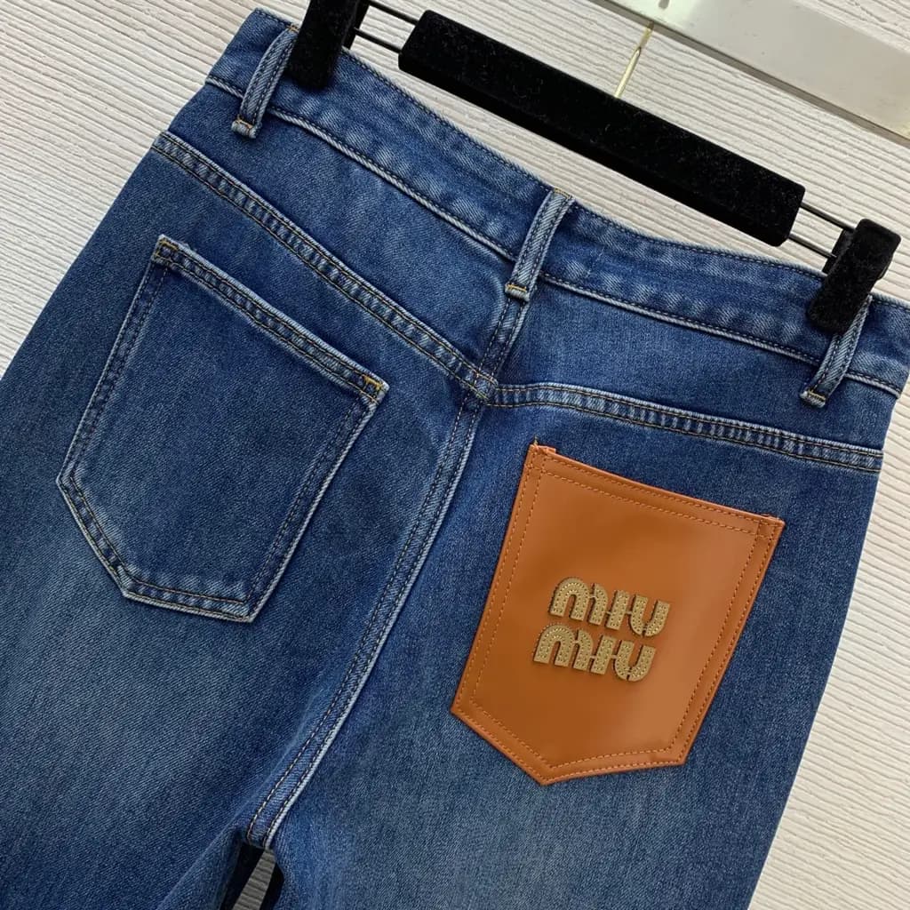 미우미우 미우미우 가죽 패치 와이드 데님 팬츠 상세 이미지