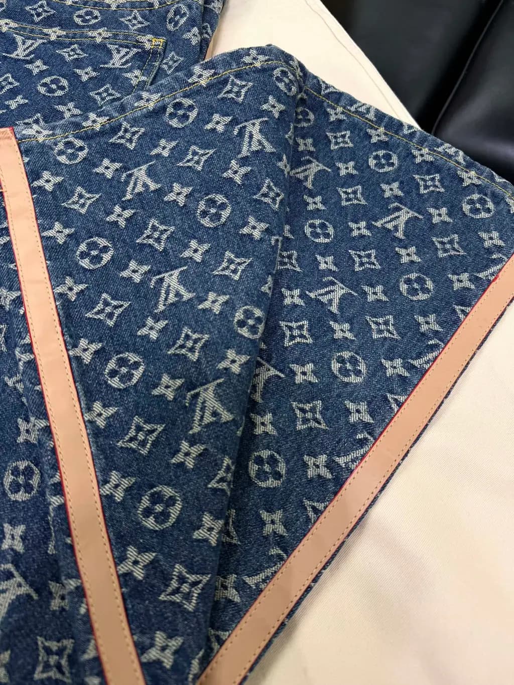 루이비통 루이비통 올오버 모노그램 자카드 데님 와이드 팬츠 상세 이미지