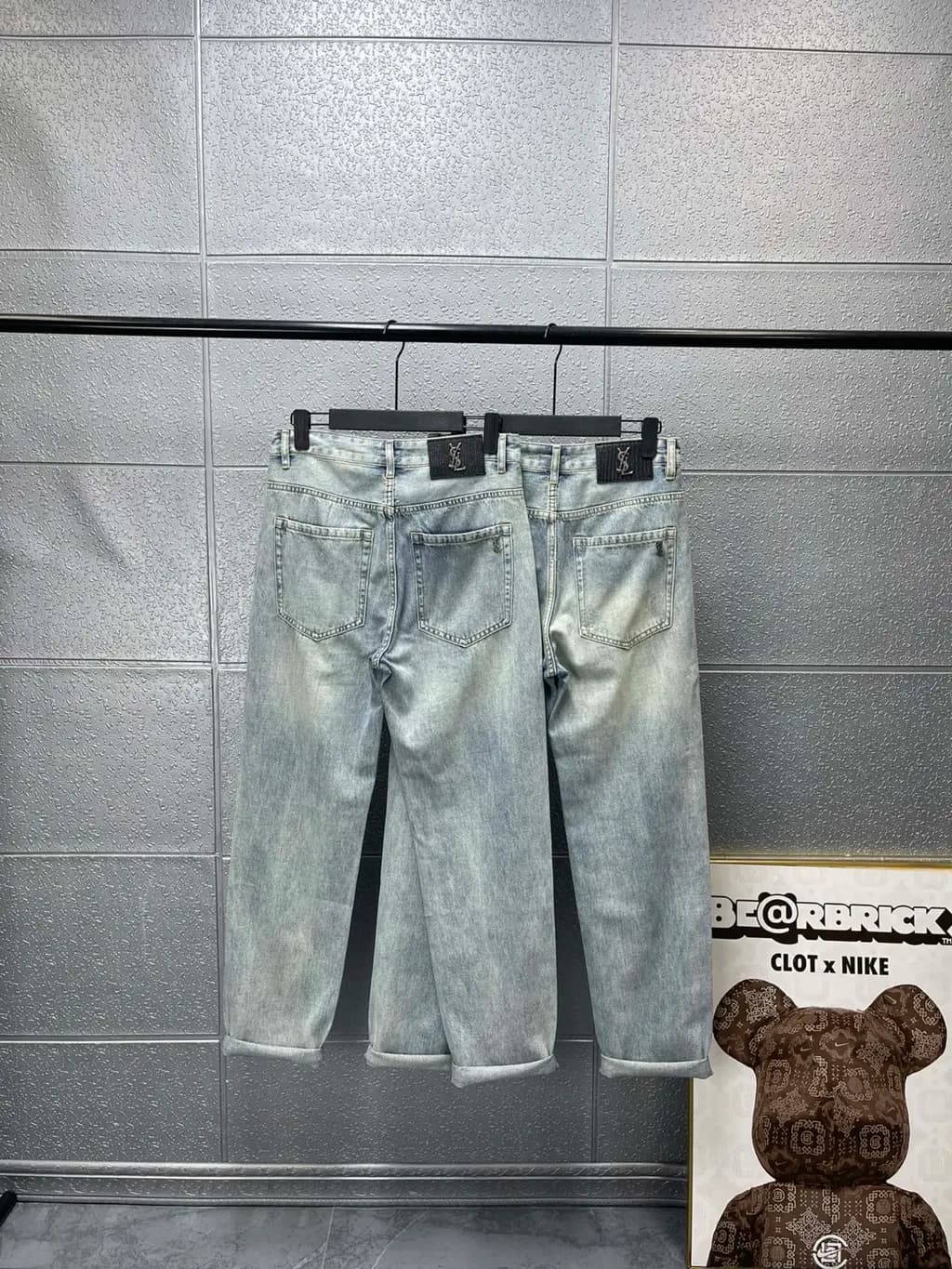 생로랑 생로랑 YSL 메탈 로고 워싱 스트레이트 데님 팬츠 상세 이미지
