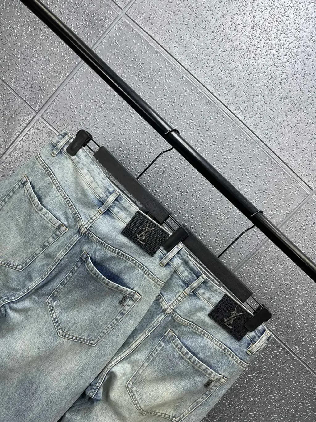 생로랑 생로랑 YSL 메탈 로고 워싱 스트레이트 데님 팬츠 상세 이미지