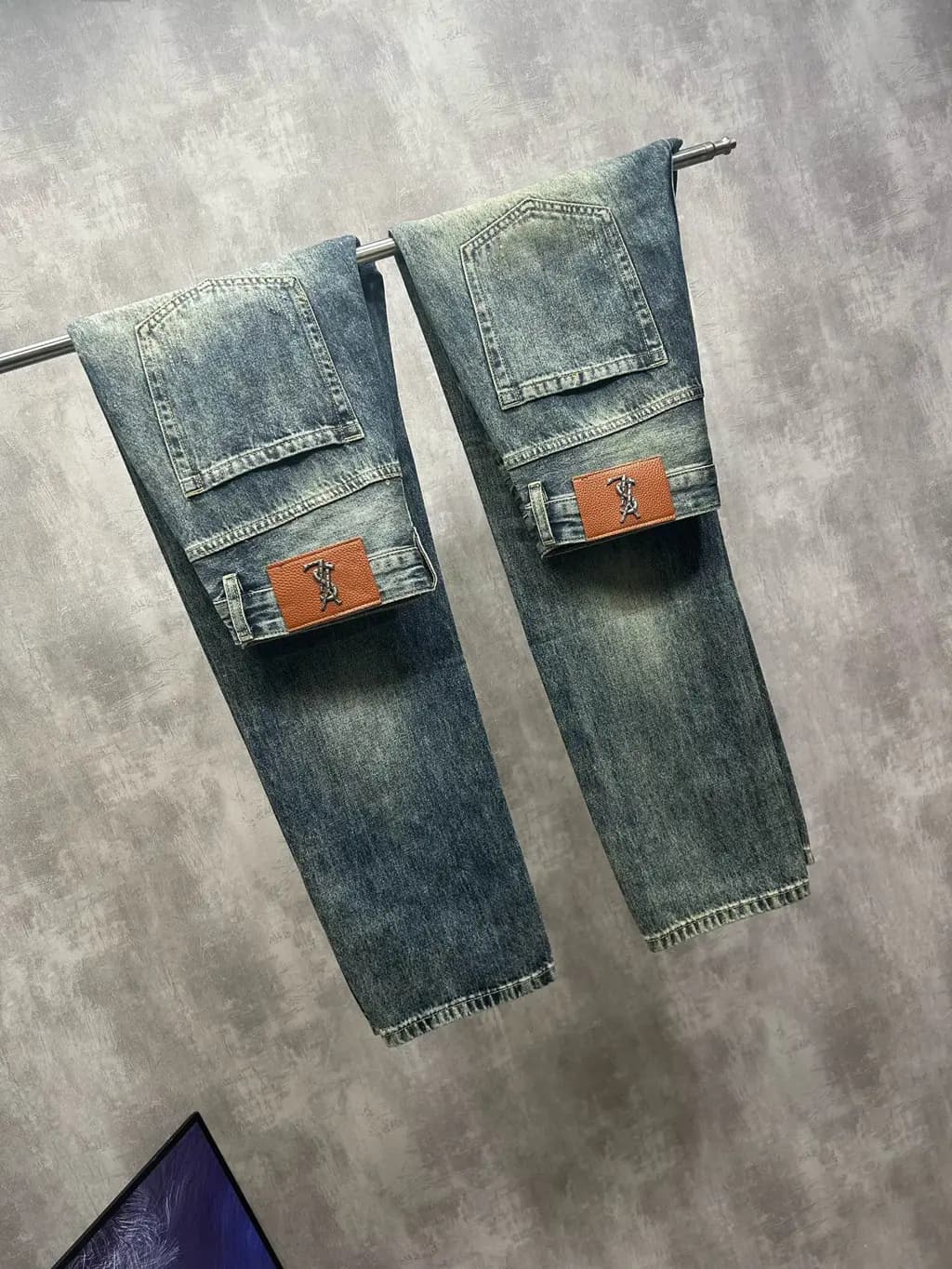 생로랑 생로랑 YSL 메탈 로고 워싱 스트레이트 데님 팬츠 상세 이미지