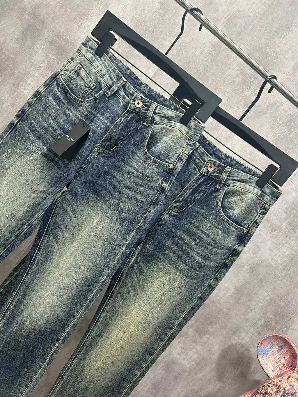 생로랑 생로랑 YSL 메탈 로고 워싱 스트레이트 데님 팬츠 상세 이미지