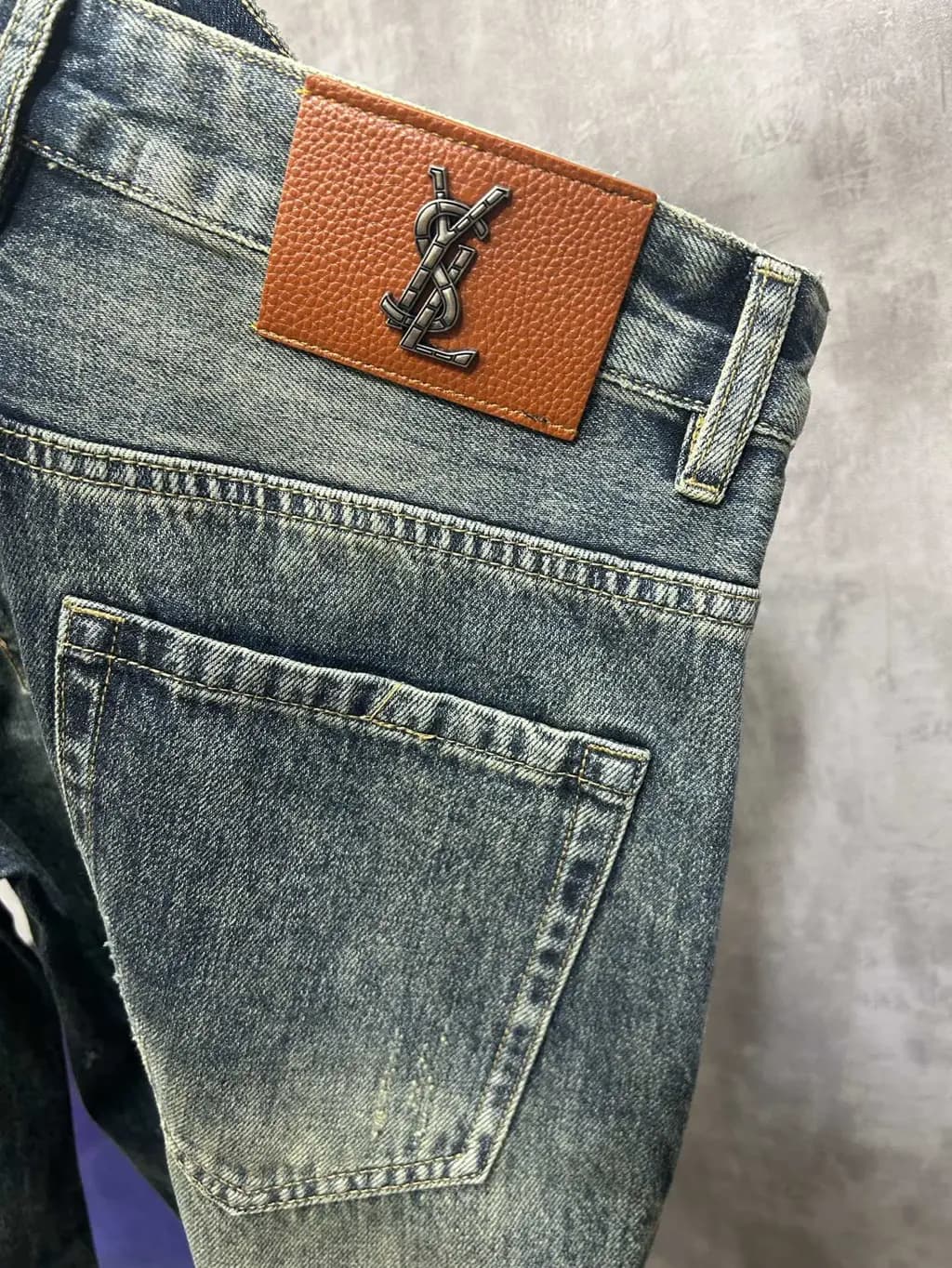 생로랑 생로랑 YSL 메탈 로고 워싱 스트레이트 데님 팬츠 상세 이미지