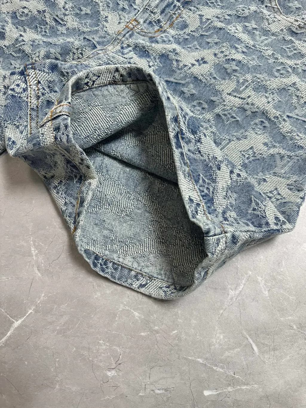 루이비통 루이비통 클라우드 모노그램 블리치 데님 쇼츠 상세 이미지