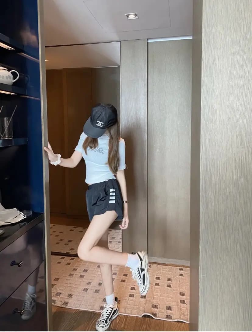 톰브라운 톰브라운 4바 스트라이프 트랙 쇼츠 상세 이미지