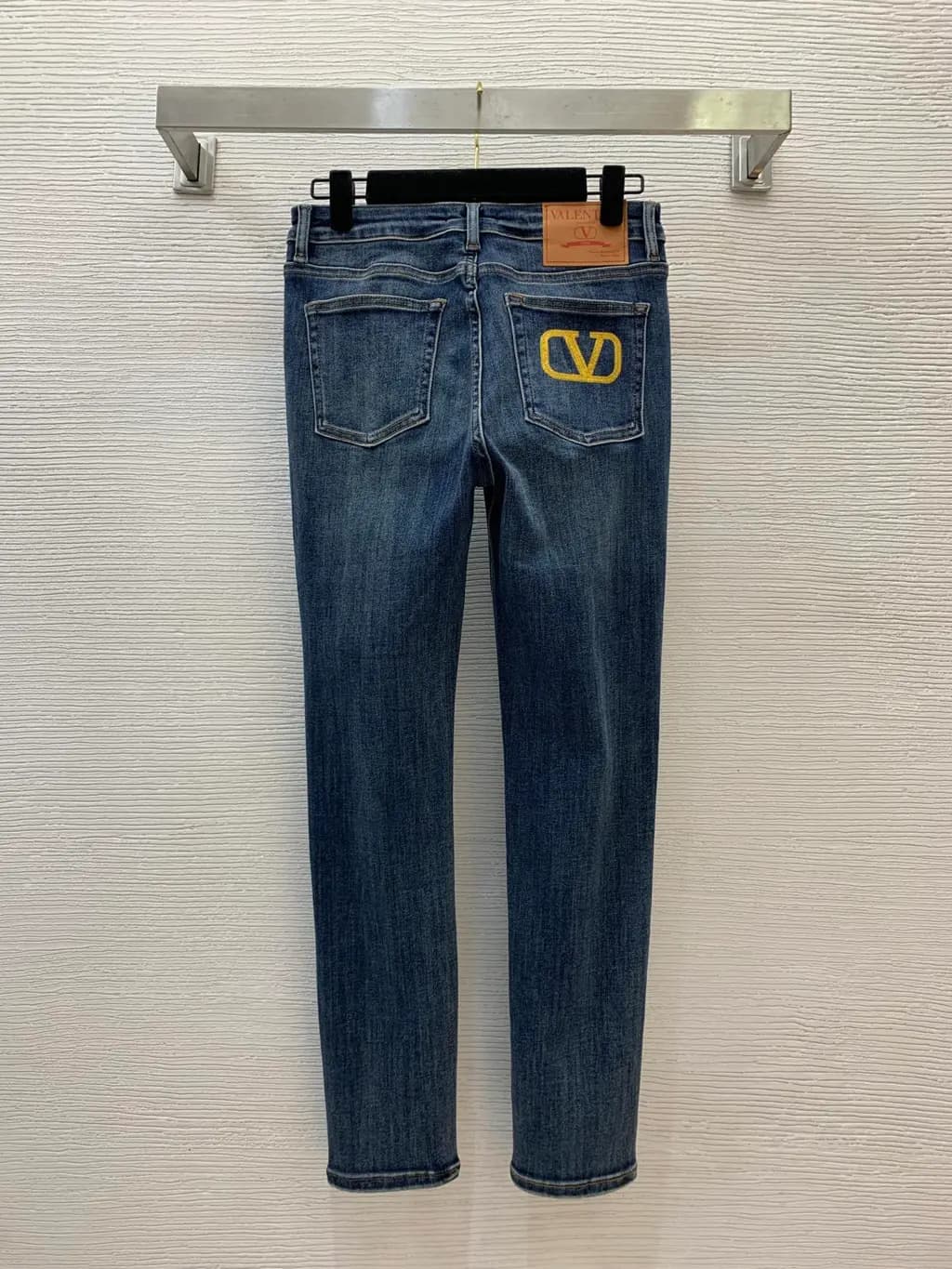 발렌티노 발렌티노 V로고 자수 슬림 데님 팬츠 상세 이미지