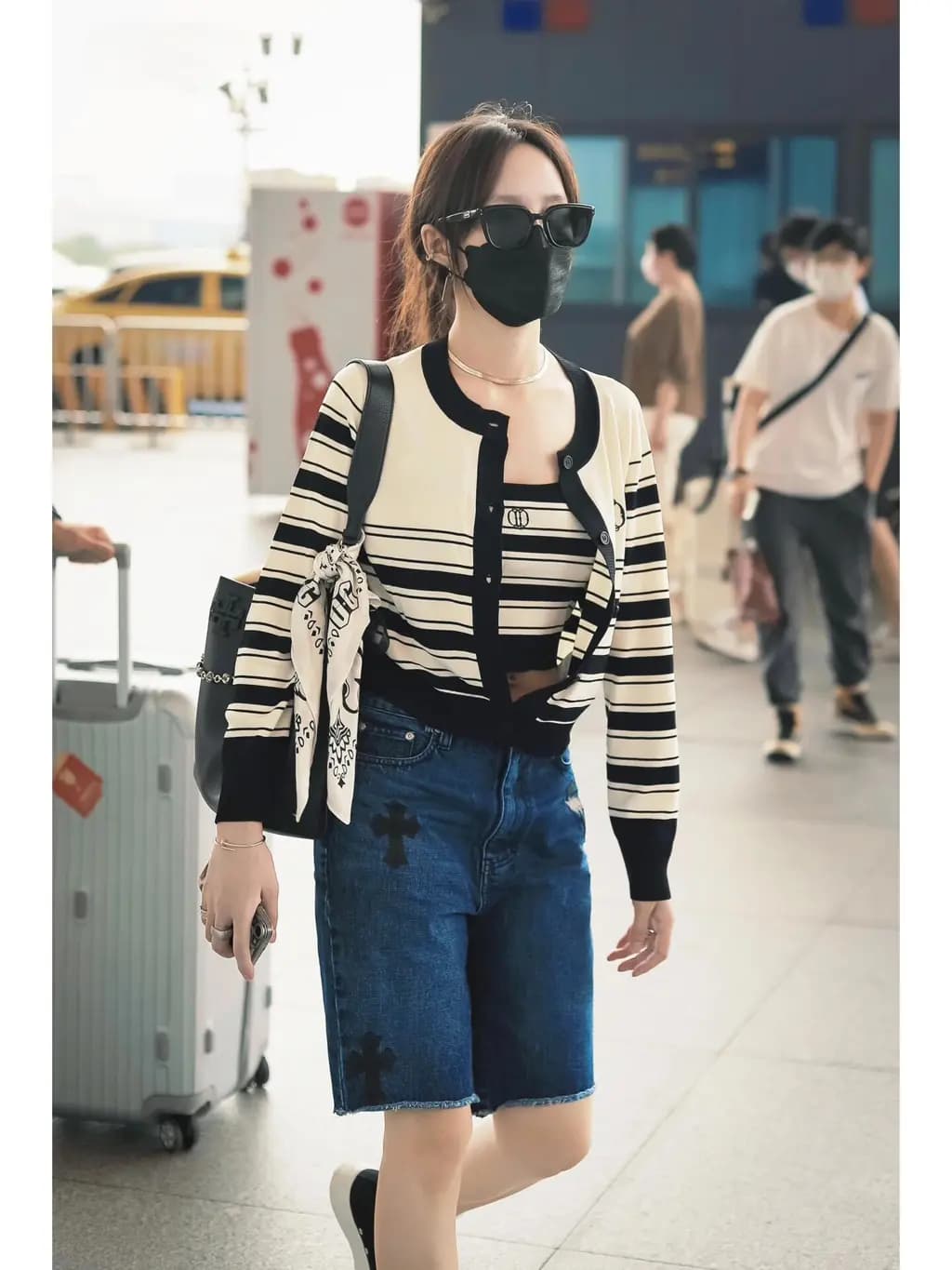 크롬하츠 크롬하츠 레더 크로스 패치 워싱 데님 쇼츠 상세 이미지