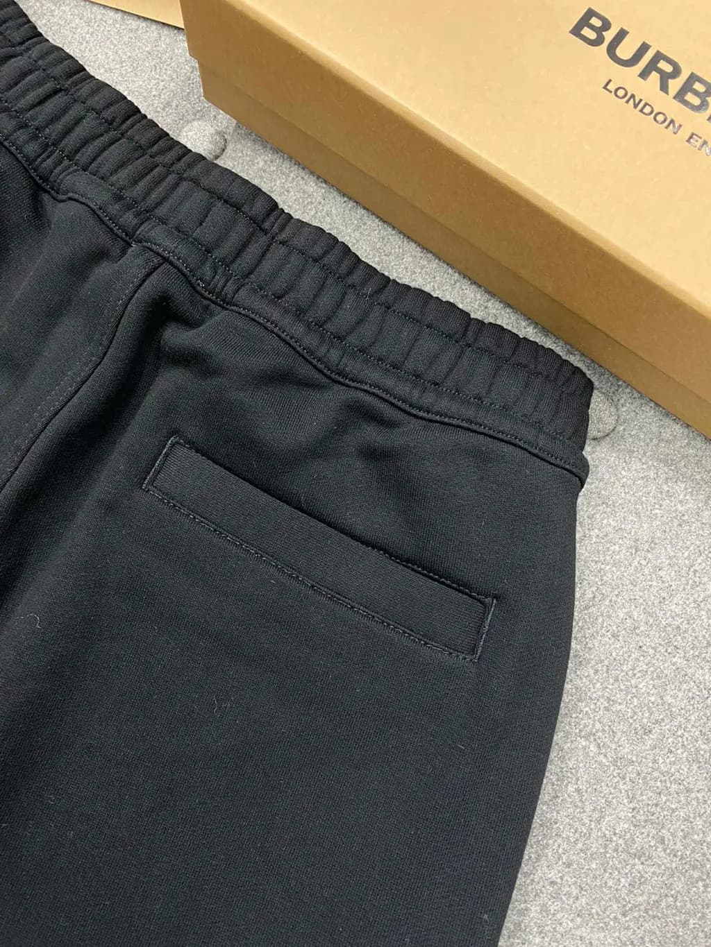 버버리 버버리 클래식 나이트 자수 트랙 팬츠 상세 이미지