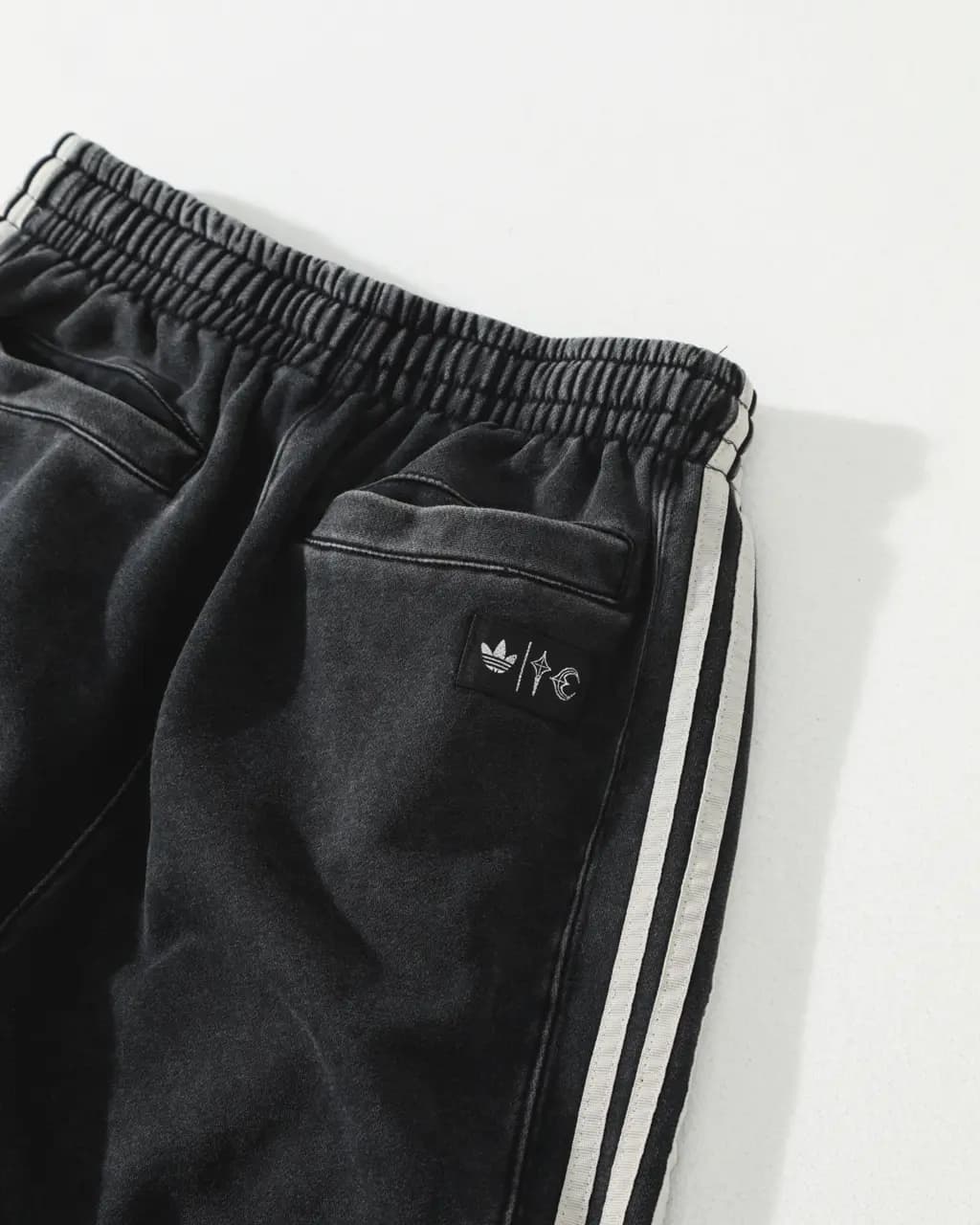 아디다스 아디다스 x 콜라보 워싱 트랙 팬츠 상세 이미지