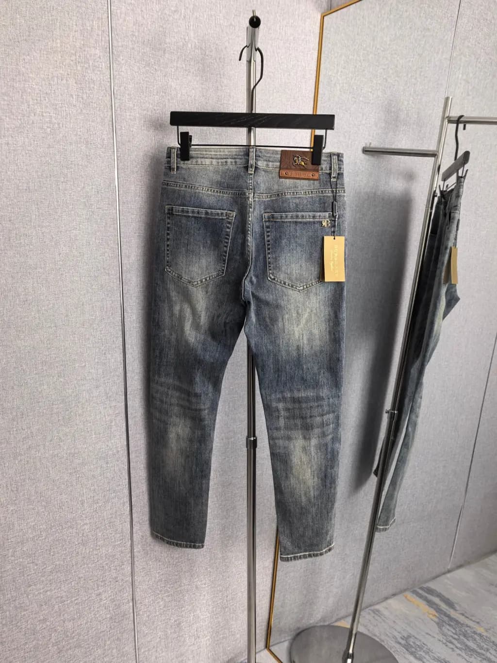 버버리 버버리 B 로고 워싱 슬림 데님 팬츠 상세 이미지