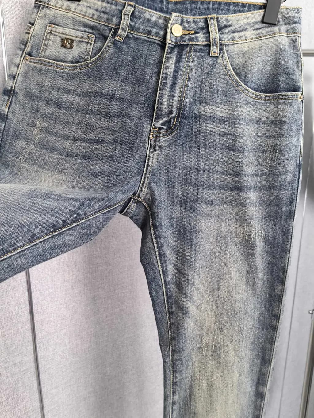 버버리 버버리 B 로고 워싱 슬림 데님 팬츠 상세 이미지