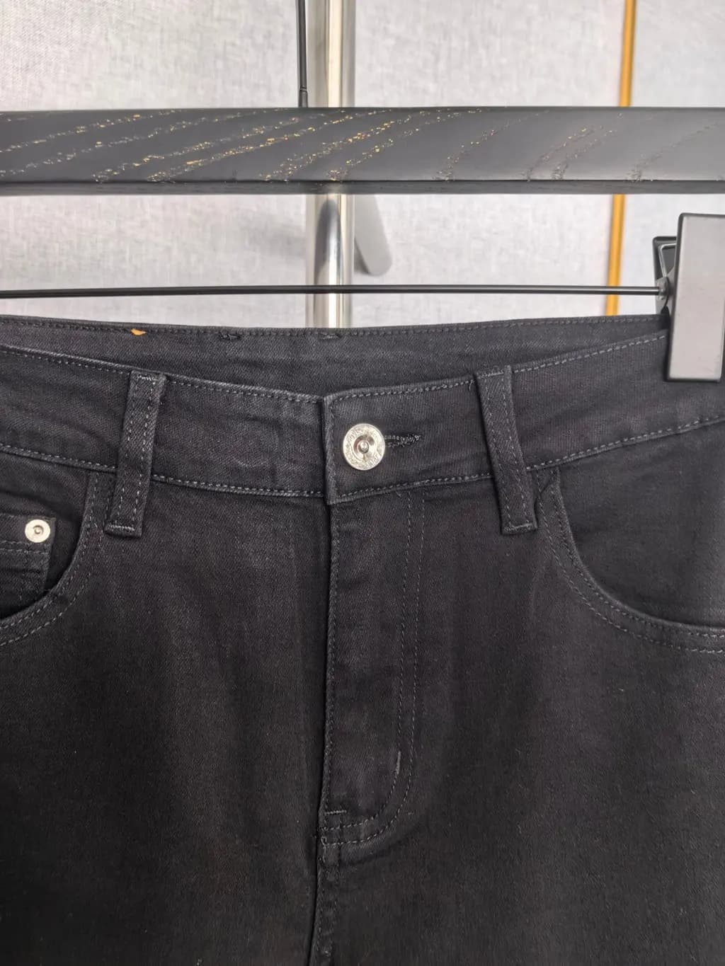 버버리 버버리 B 로고 워싱 슬림 블랙 데님 팬츠 상세 이미지