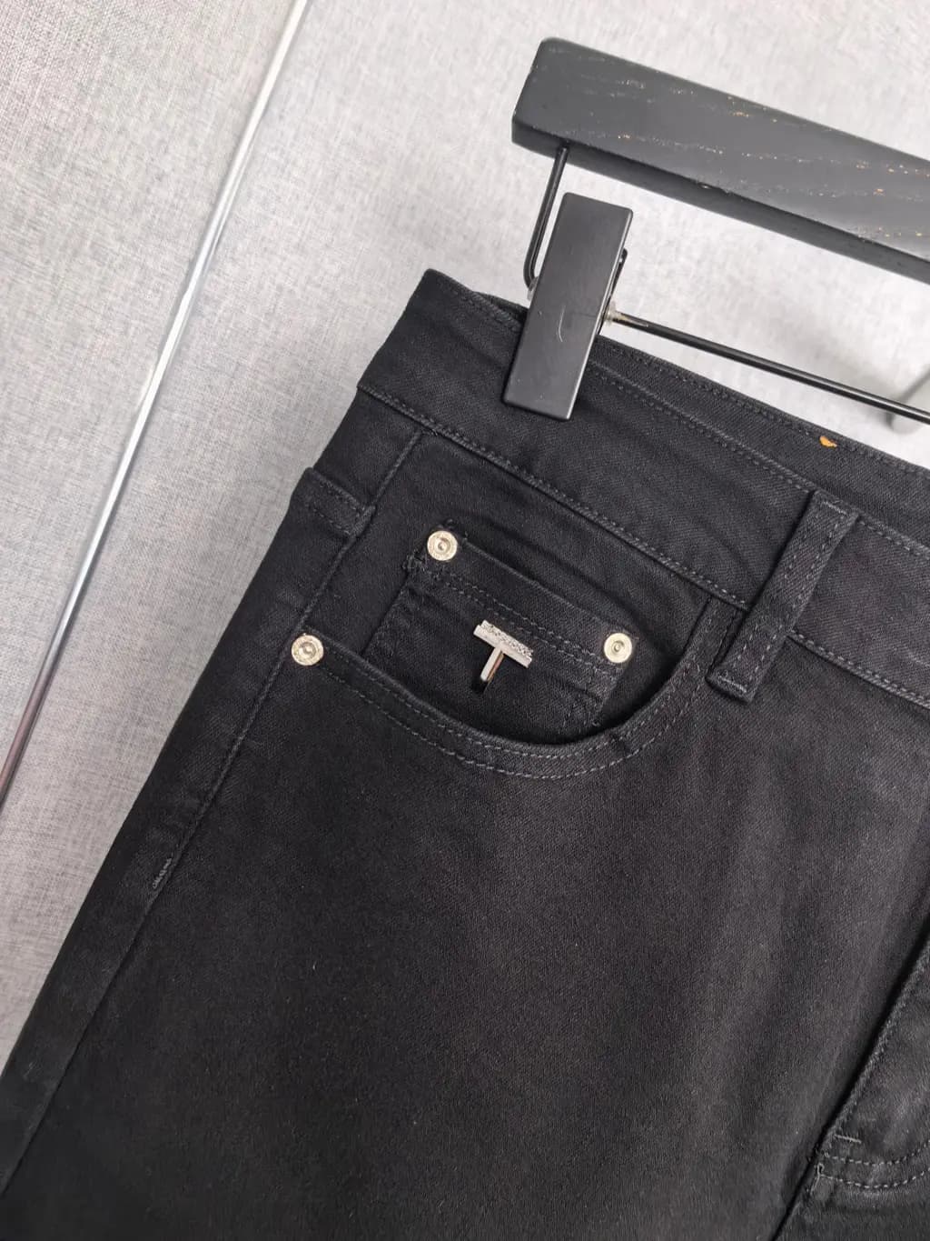 버버리 버버리 B 로고 워싱 슬림 블랙 데님 팬츠 상세 이미지