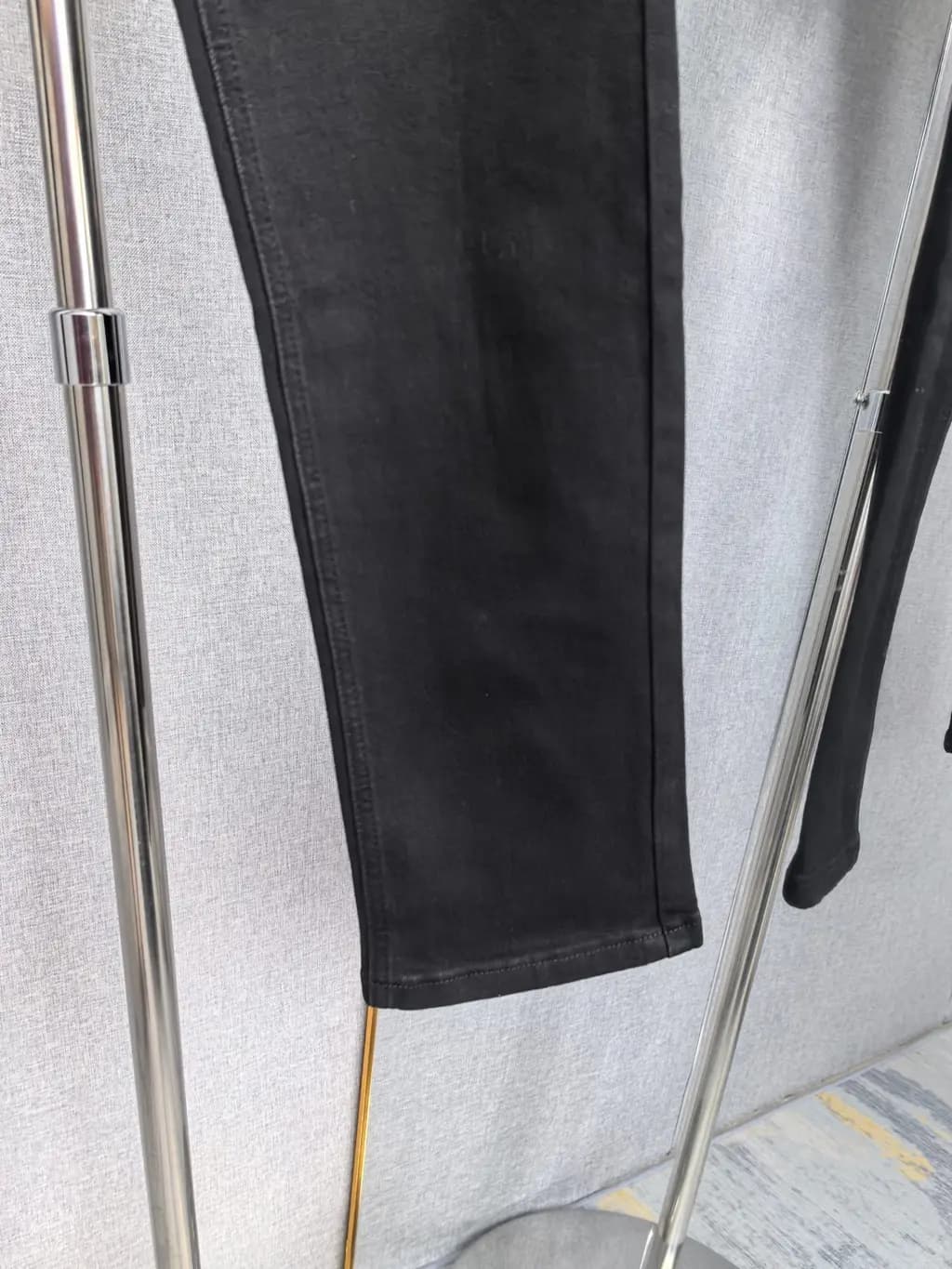 버버리 버버리 B 로고 워싱 슬림 블랙 데님 팬츠 상세 이미지