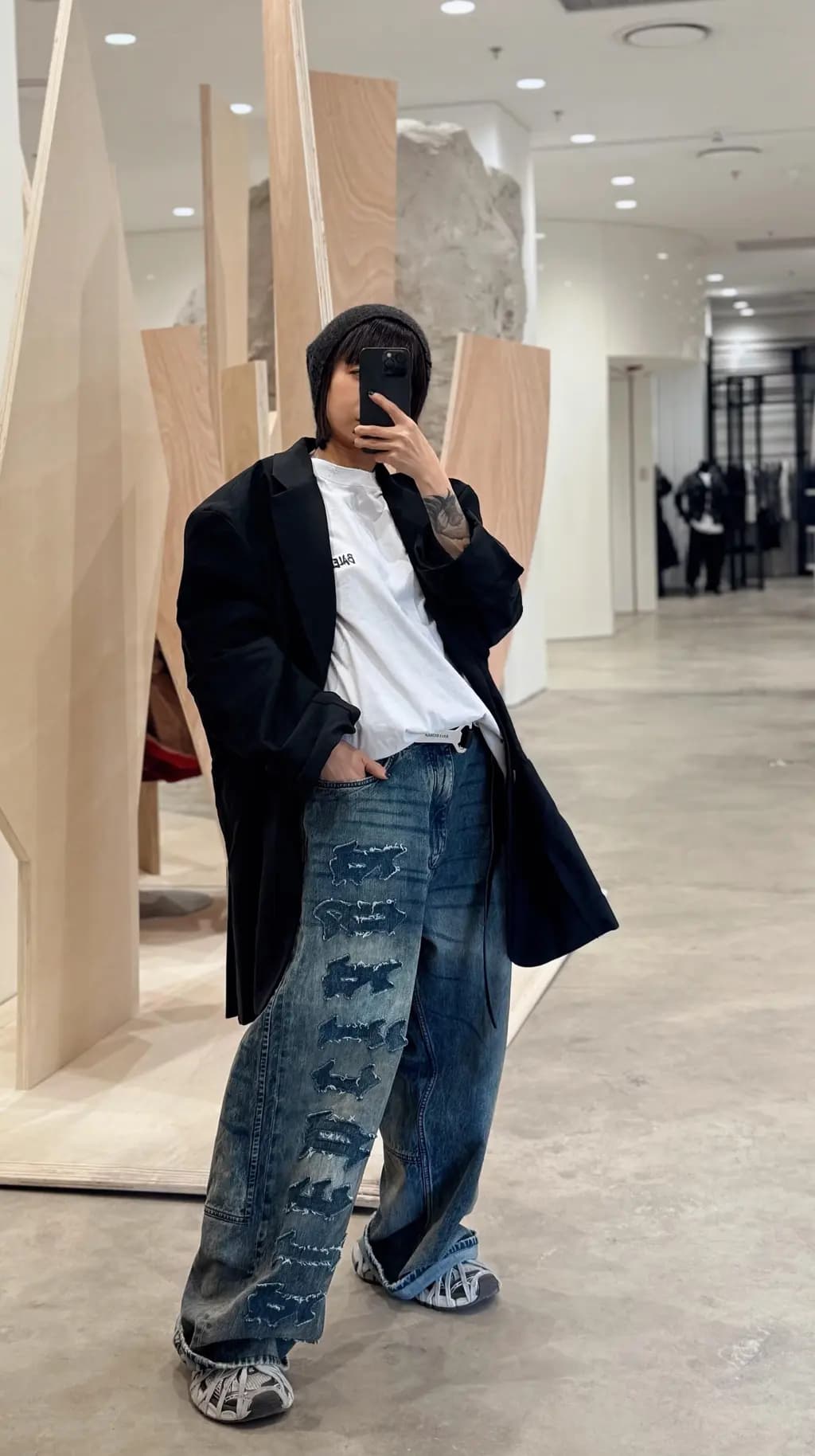 발렌시아가 발렌시아가 디스트레스드 레터링 와이드 데님 팬츠 상세 이미지