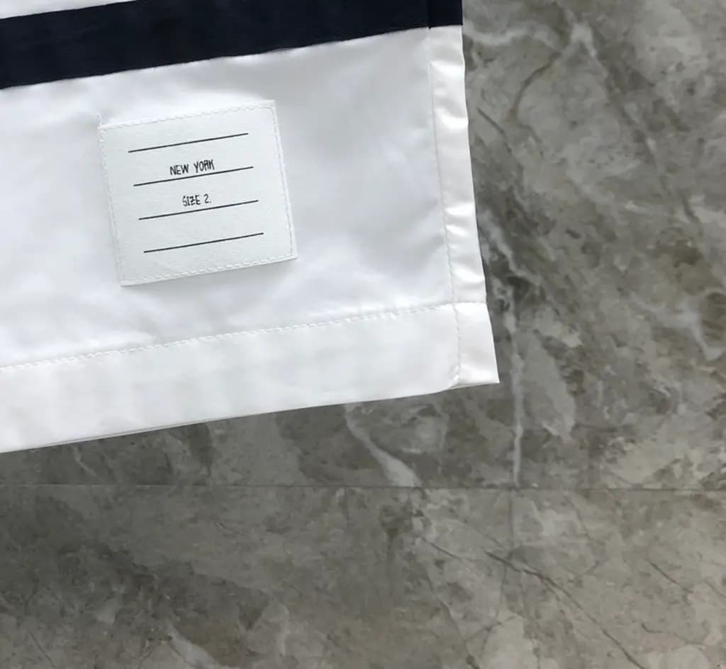 톰브라운 톰브라운 시그니처 삼색 스트라이프 나일론 스윔 쇼츠 상세 이미지