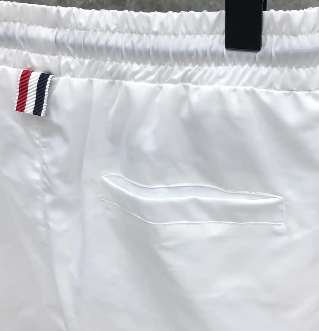 톰브라운 톰브라운 시그니처 삼색 스트라이프 나일론 스윔 쇼츠 상세 이미지