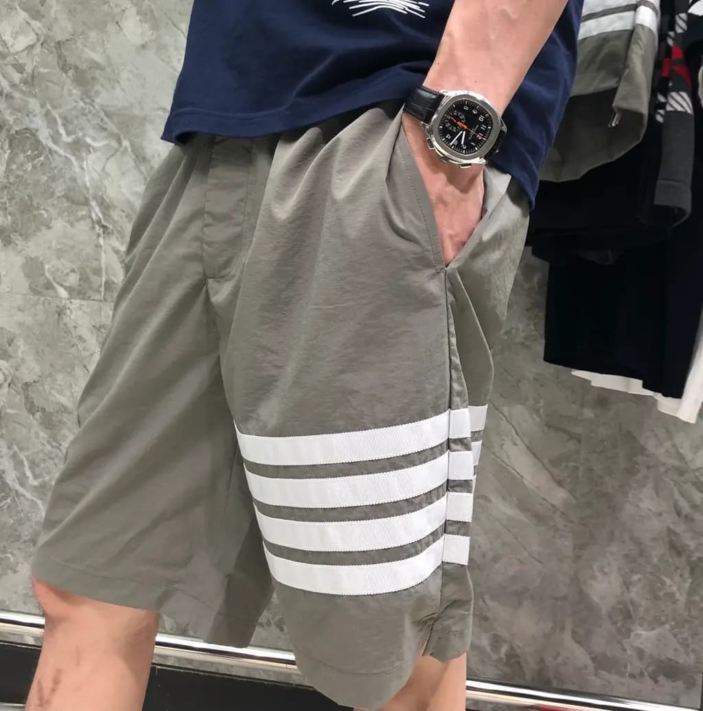 톰브라운 톰브라운 시그니처 스트라이프 립스탑 나일론 쇼츠 상세 이미지