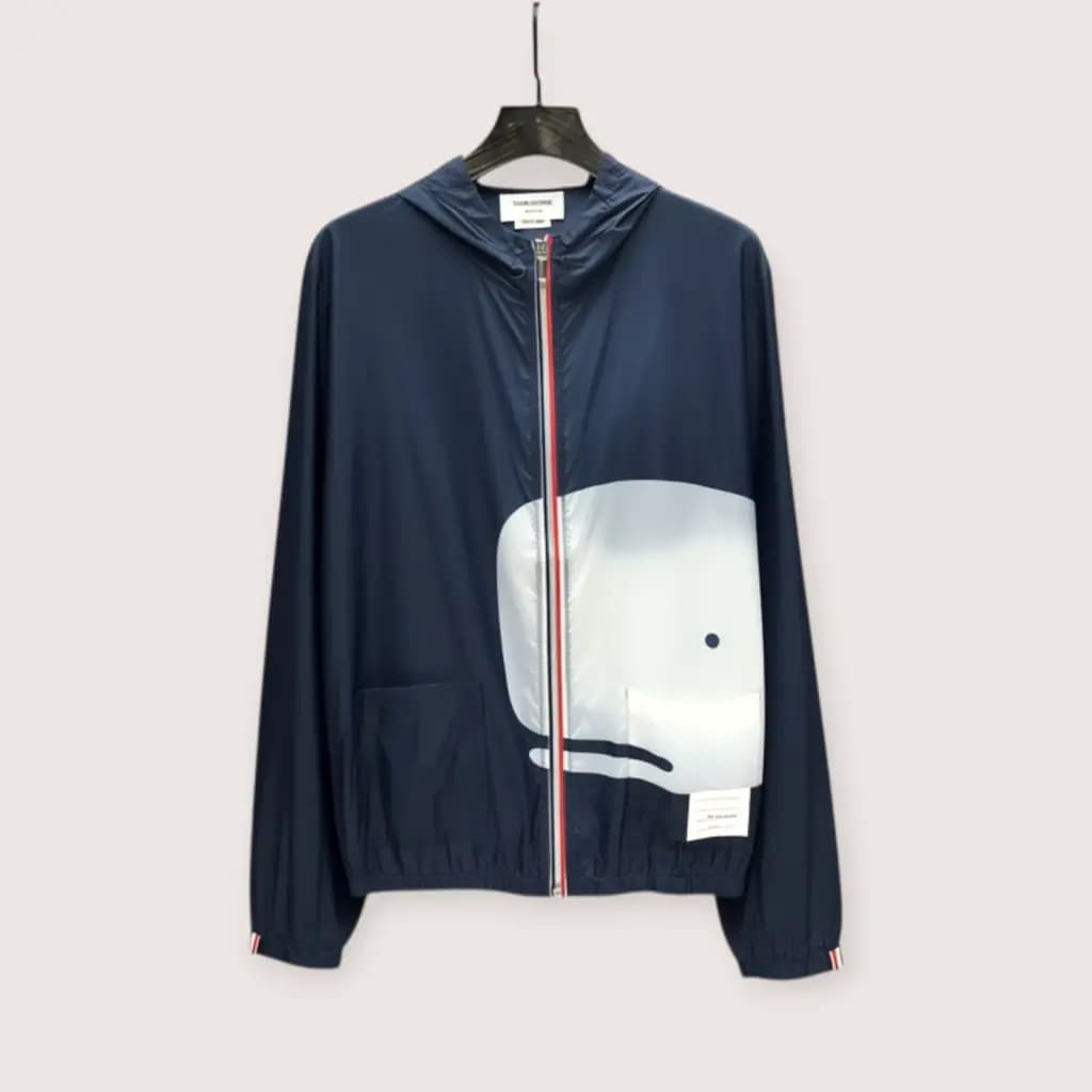 THOM BROWNE 웨일 그래픽 후드 윈드브레이커