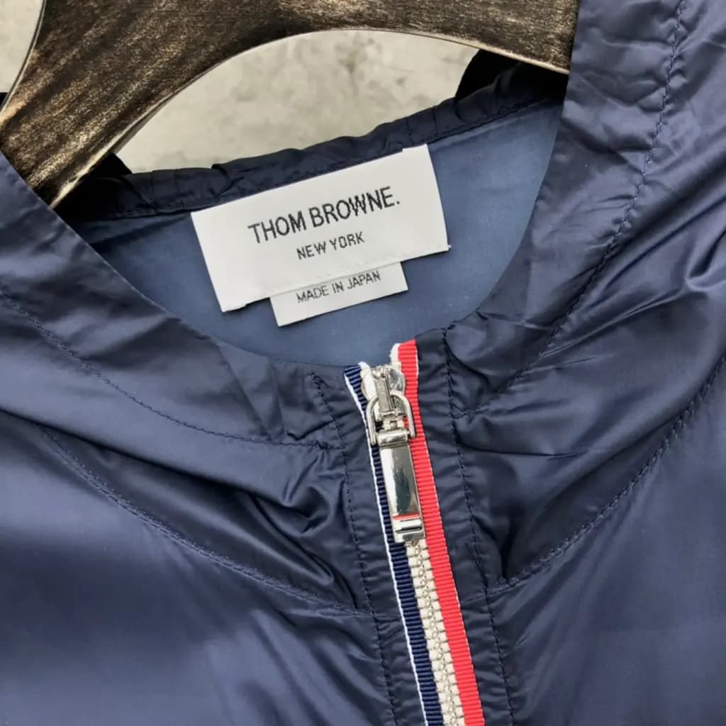 톰브라운 THOM BROWNE 웨일 그래픽 후드 윈드브레이커 상세 이미지