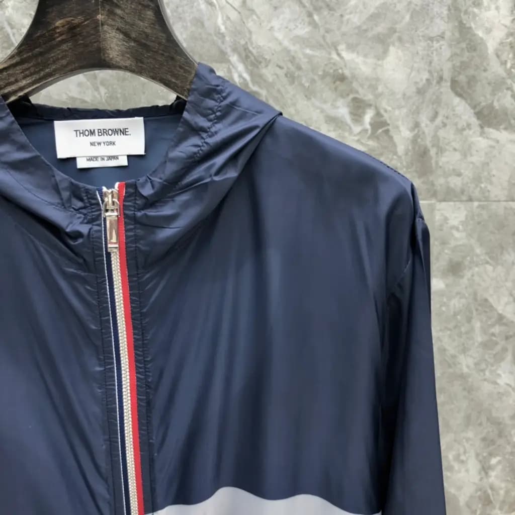 톰브라운 THOM BROWNE 웨일 그래픽 후드 윈드브레이커 상세 이미지