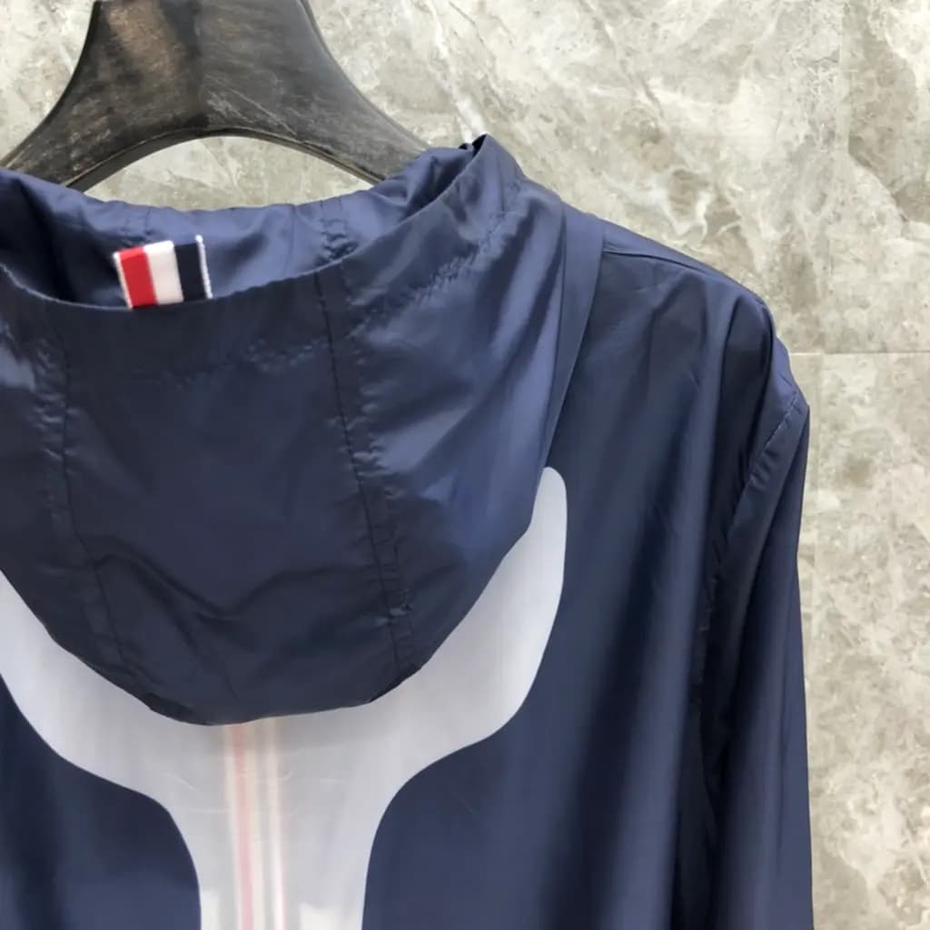 톰브라운 THOM BROWNE 웨일 그래픽 후드 윈드브레이커 상세 이미지