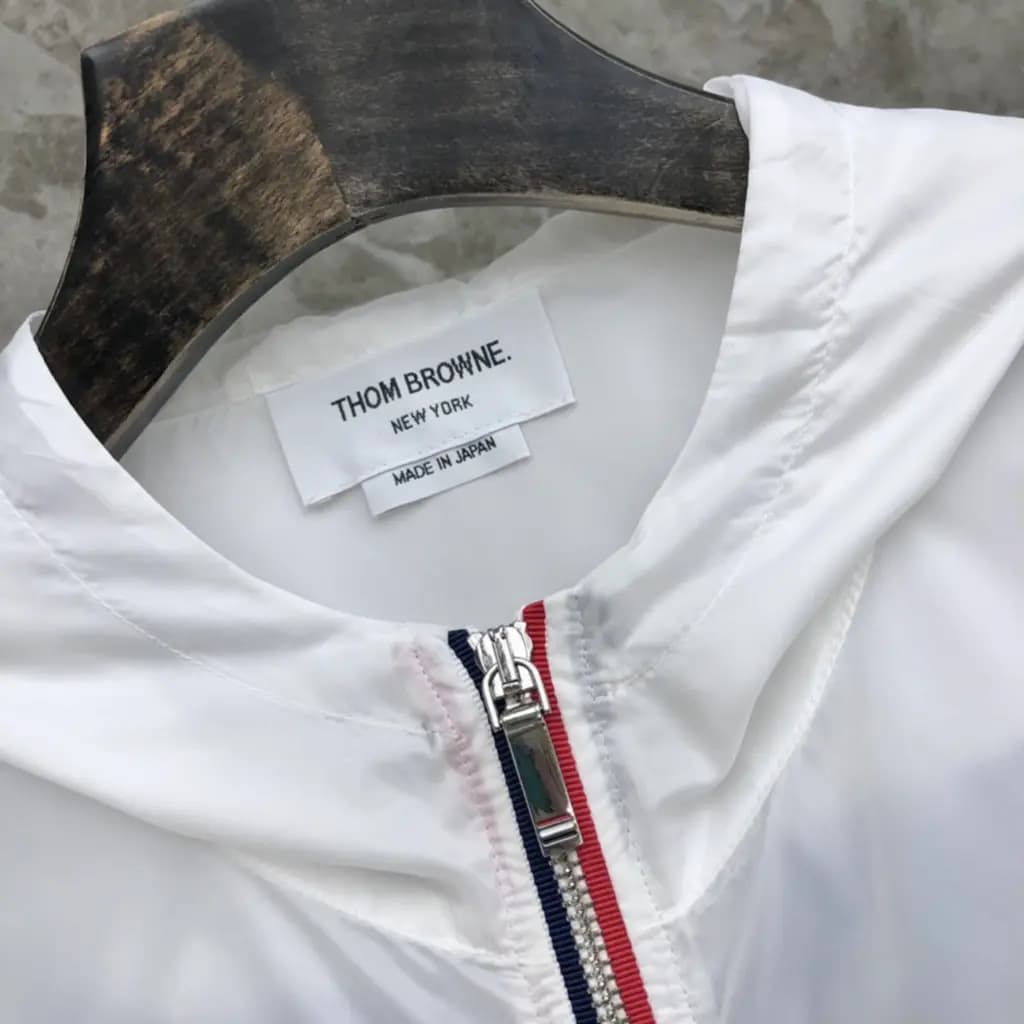 톰브라운 THOM BROWNE 웨일 그래픽 후드 윈드브레이커 상세 이미지