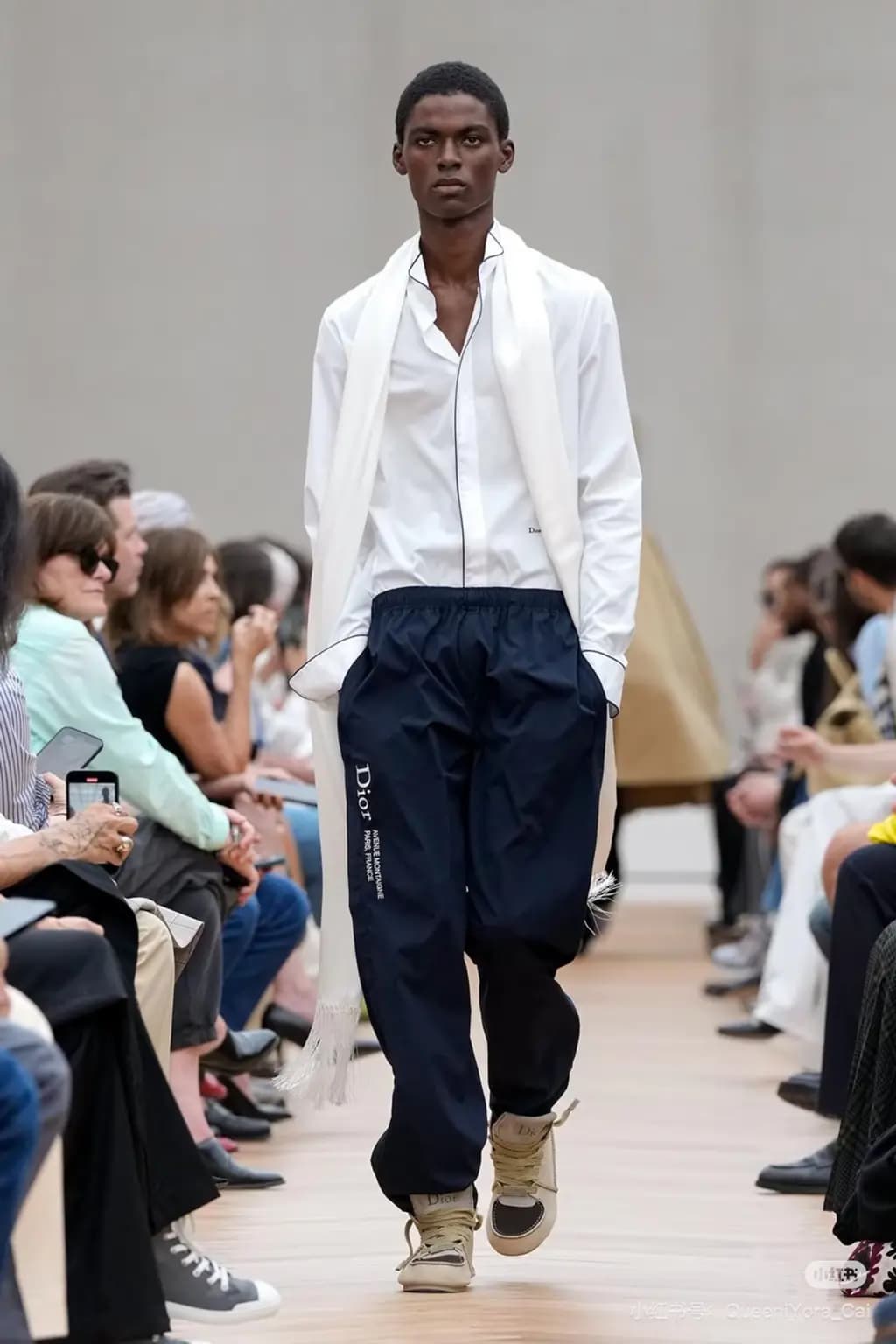 디올 DIOR 아베뉴 몽테뉴 레터링 트랙 팬츠 상세 이미지