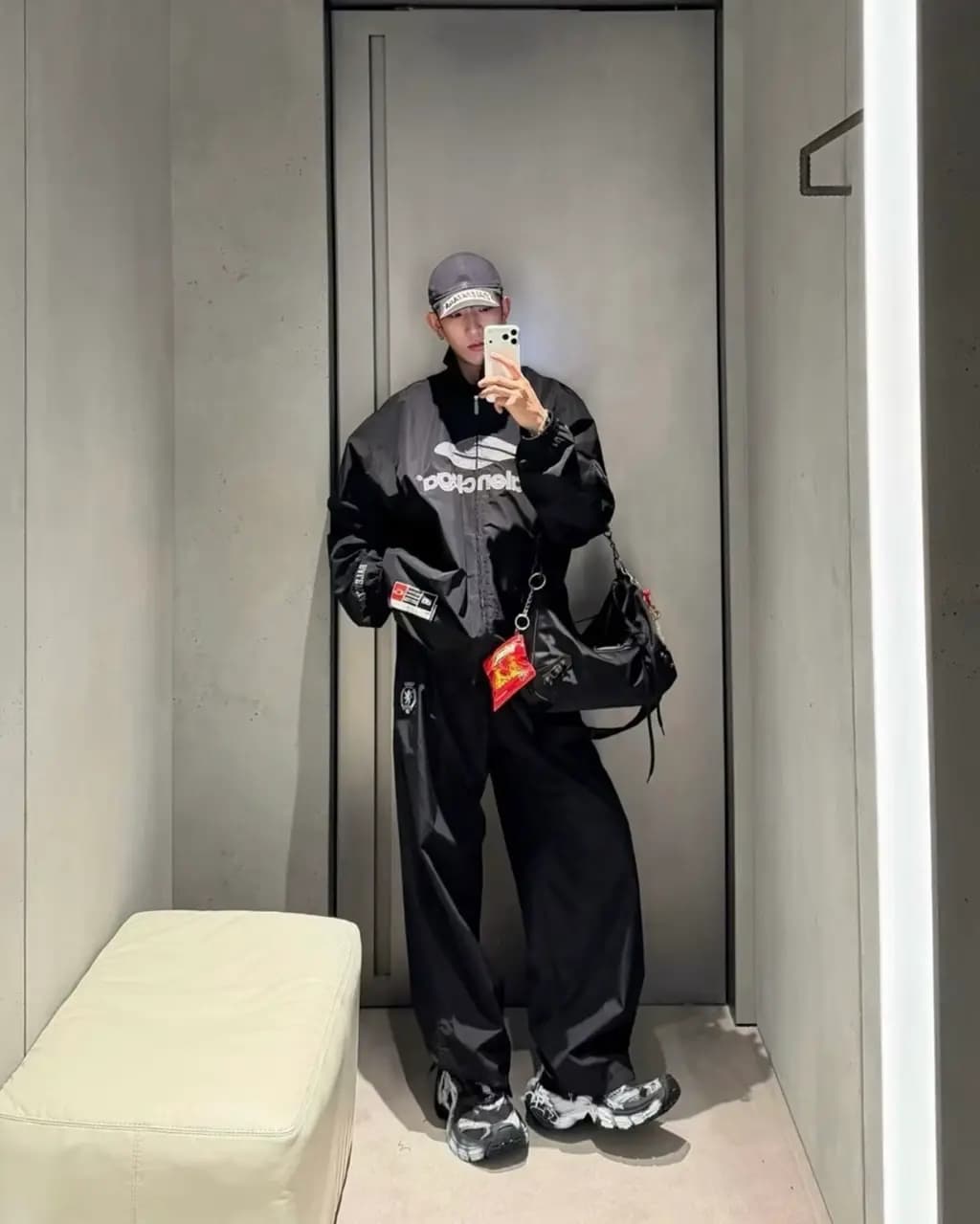 발렌시아가 BALENCIAGA Big Logo Windbreaker Jacket 상세 이미지