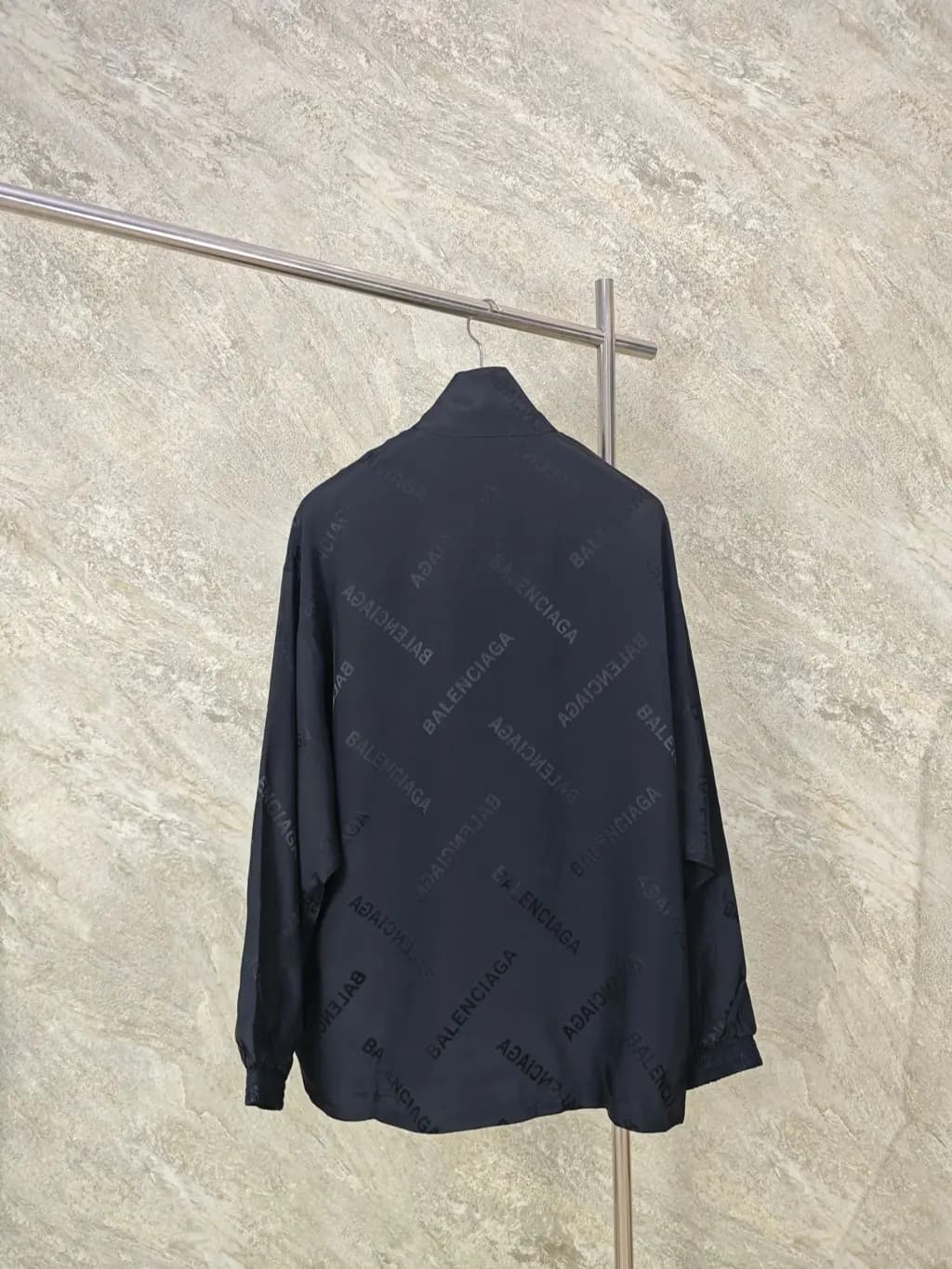 발렌시아가 BALENCIAGA 올오버 로고 실크 자켓 상세 이미지