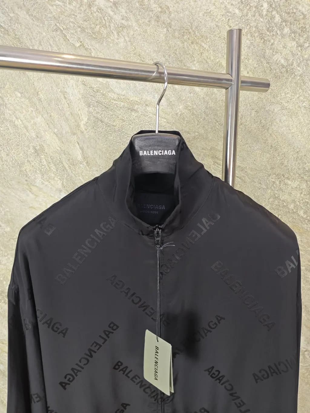 발렌시아가 BALENCIAGA 올오버 로고 실크 자켓 상세 이미지