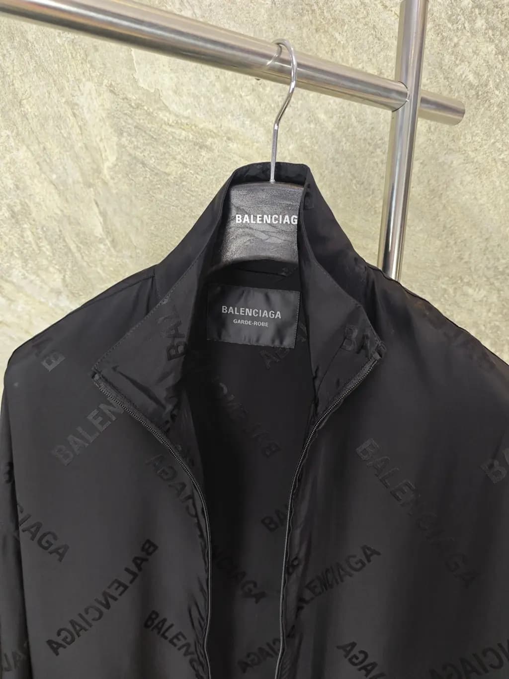발렌시아가 BALENCIAGA 올오버 로고 실크 자켓 상세 이미지