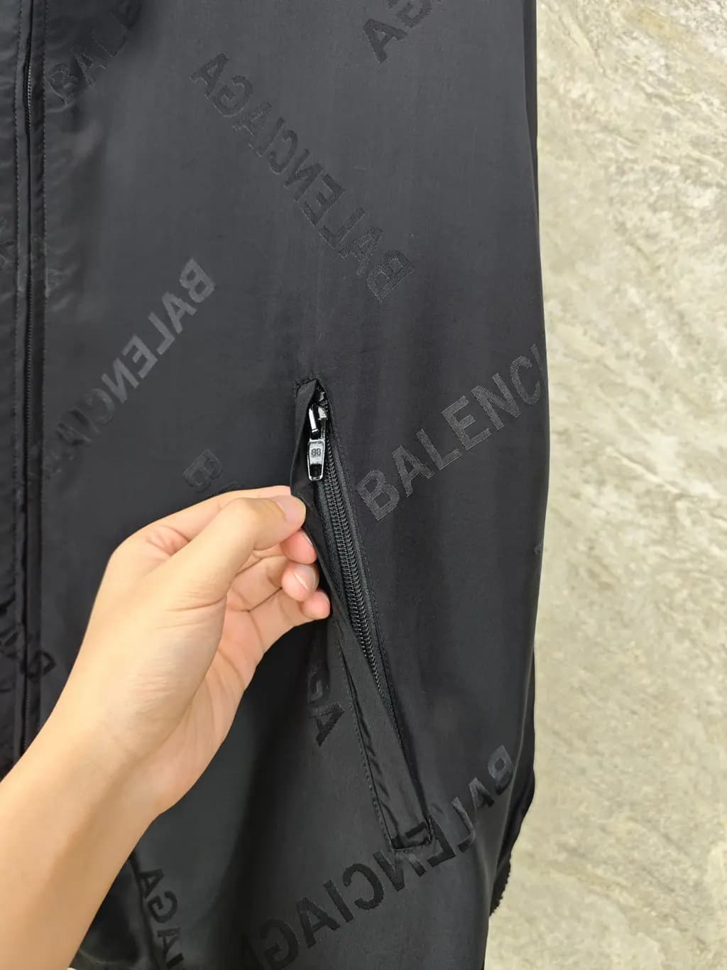 발렌시아가 BALENCIAGA 올오버 로고 실크 자켓 상세 이미지