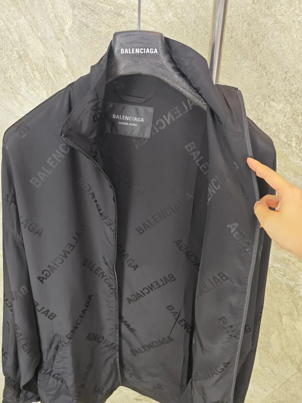 발렌시아가 BALENCIAGA 올오버 로고 실크 자켓 상세 이미지