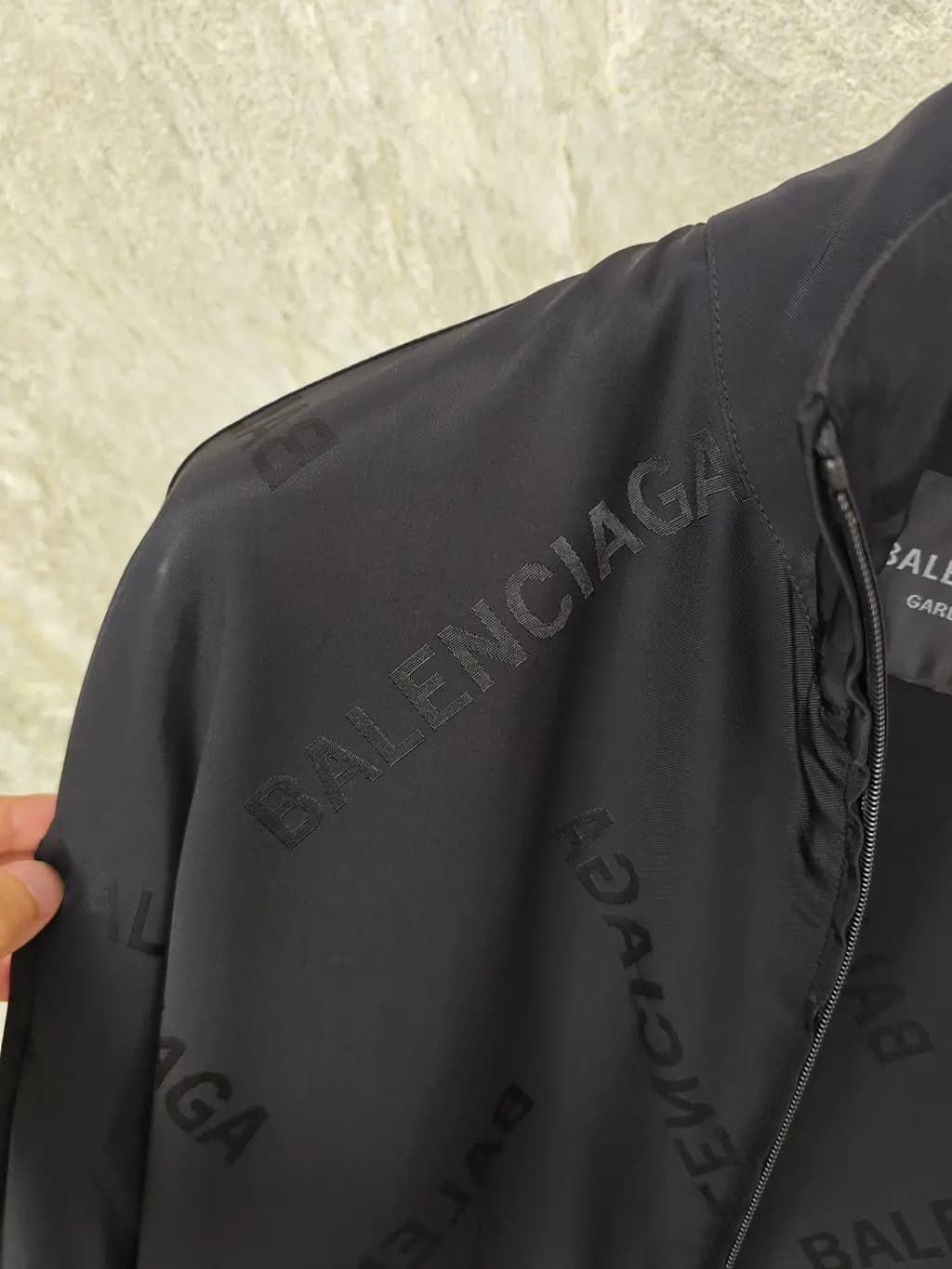 발렌시아가 BALENCIAGA 올오버 로고 실크 자켓 상세 이미지