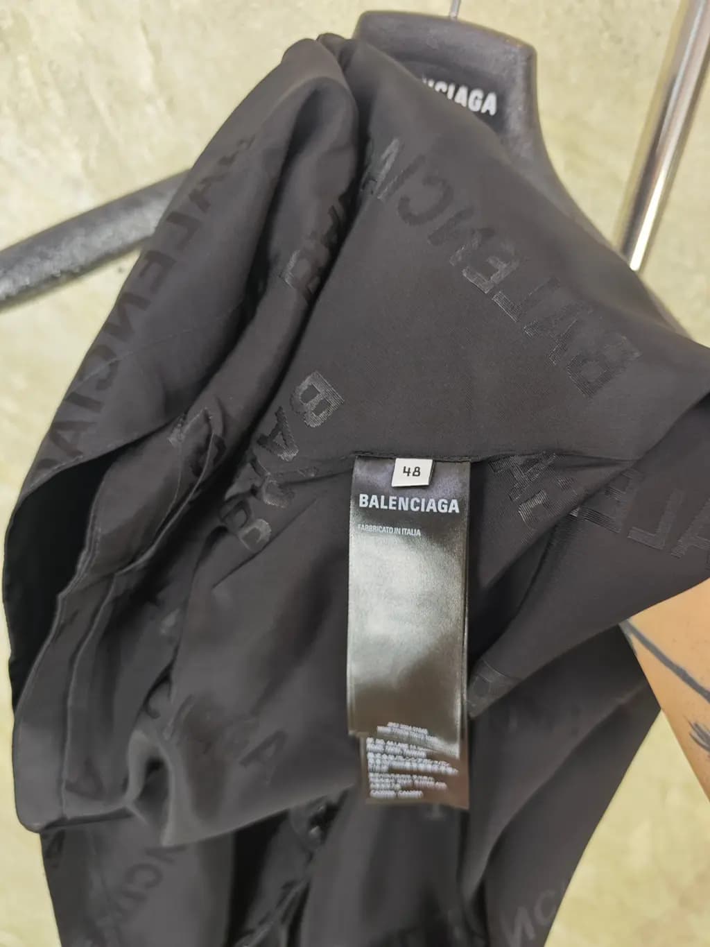 발렌시아가 BALENCIAGA 올오버 로고 실크 자켓 상세 이미지