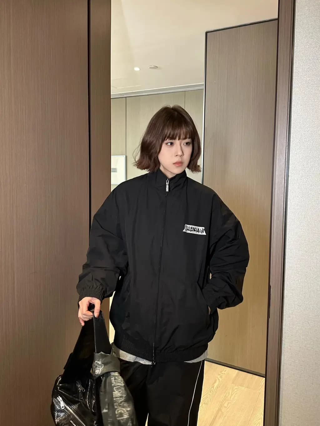 발렌시아가 BALENCIAGA 테이프 로고 집업 자켓 상세 이미지