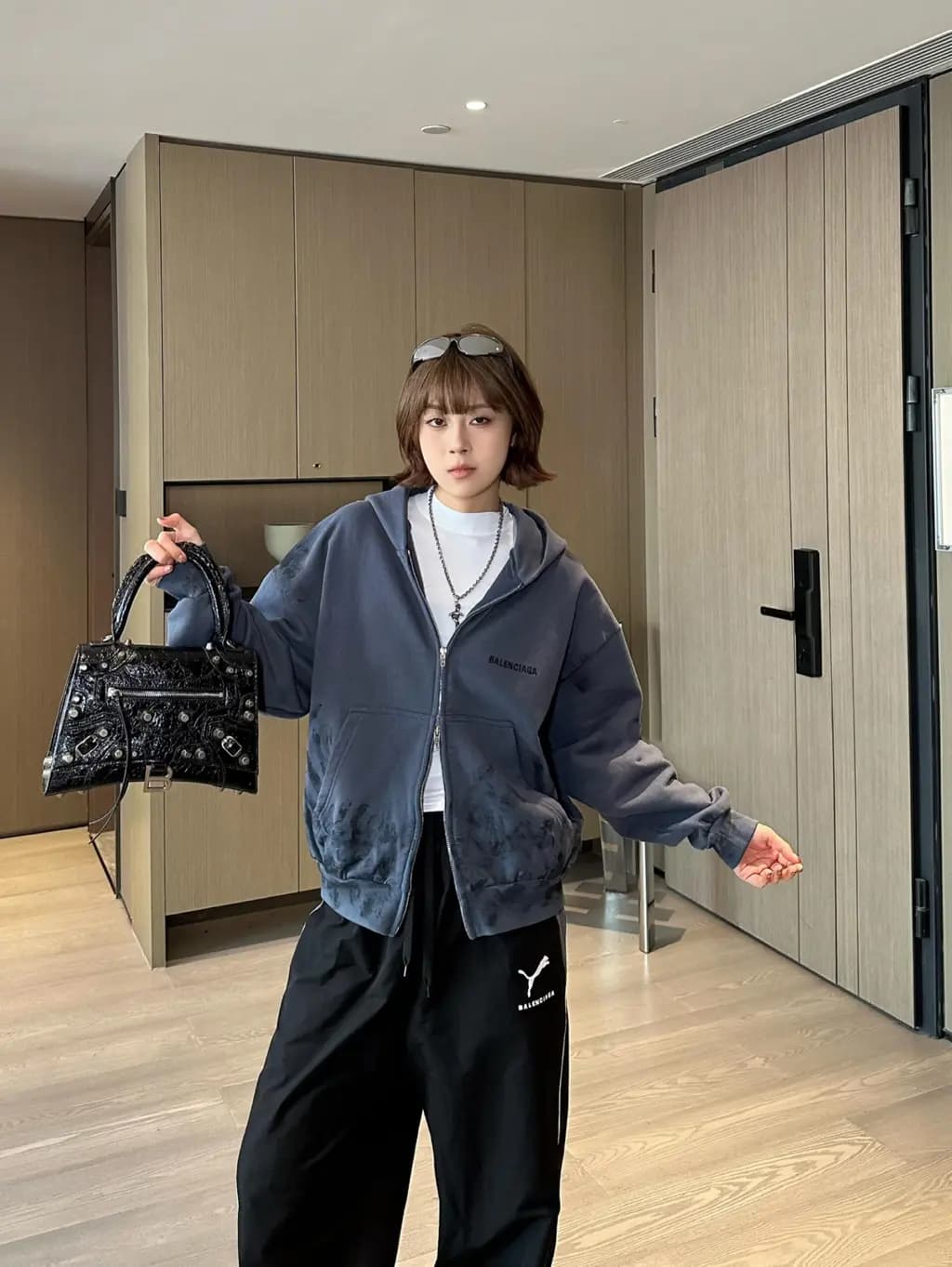 발렌시아가 BALENCIAGA 25SS 워시드 페인팅 후드 집업 상세 이미지