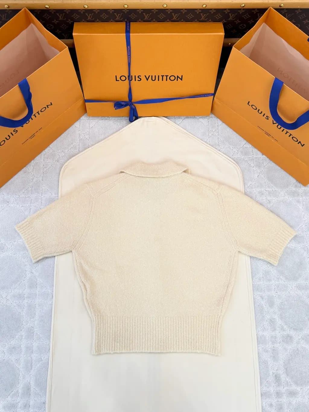 루이비통 LOUIS VUITTON 울 블렌드 크롭 니트 카디건 상세 이미지