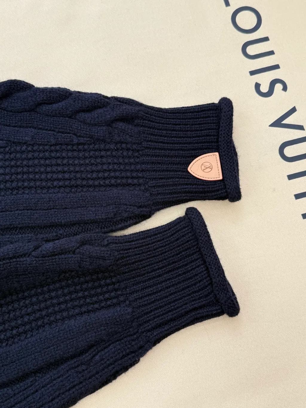 루이비통 LOUIS VUITTON 케이블 니트 카디건 상세 이미지