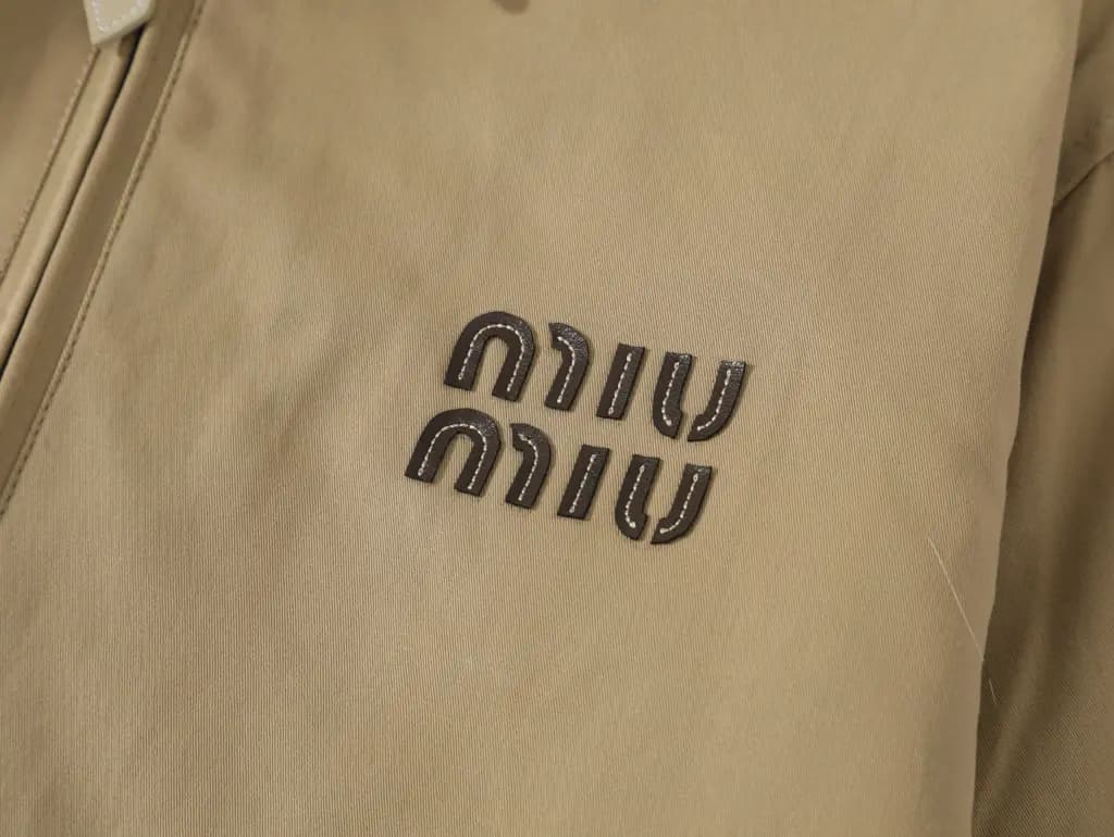 미우미우 MIU MIU 가죽 자수 로고 집업 자켓 상세 이미지