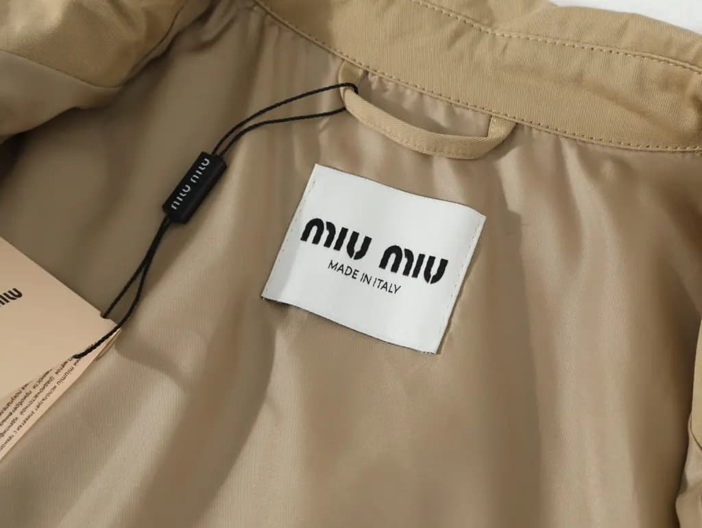 미우미우 MIU MIU 가죽 자수 로고 집업 자켓 상세 이미지