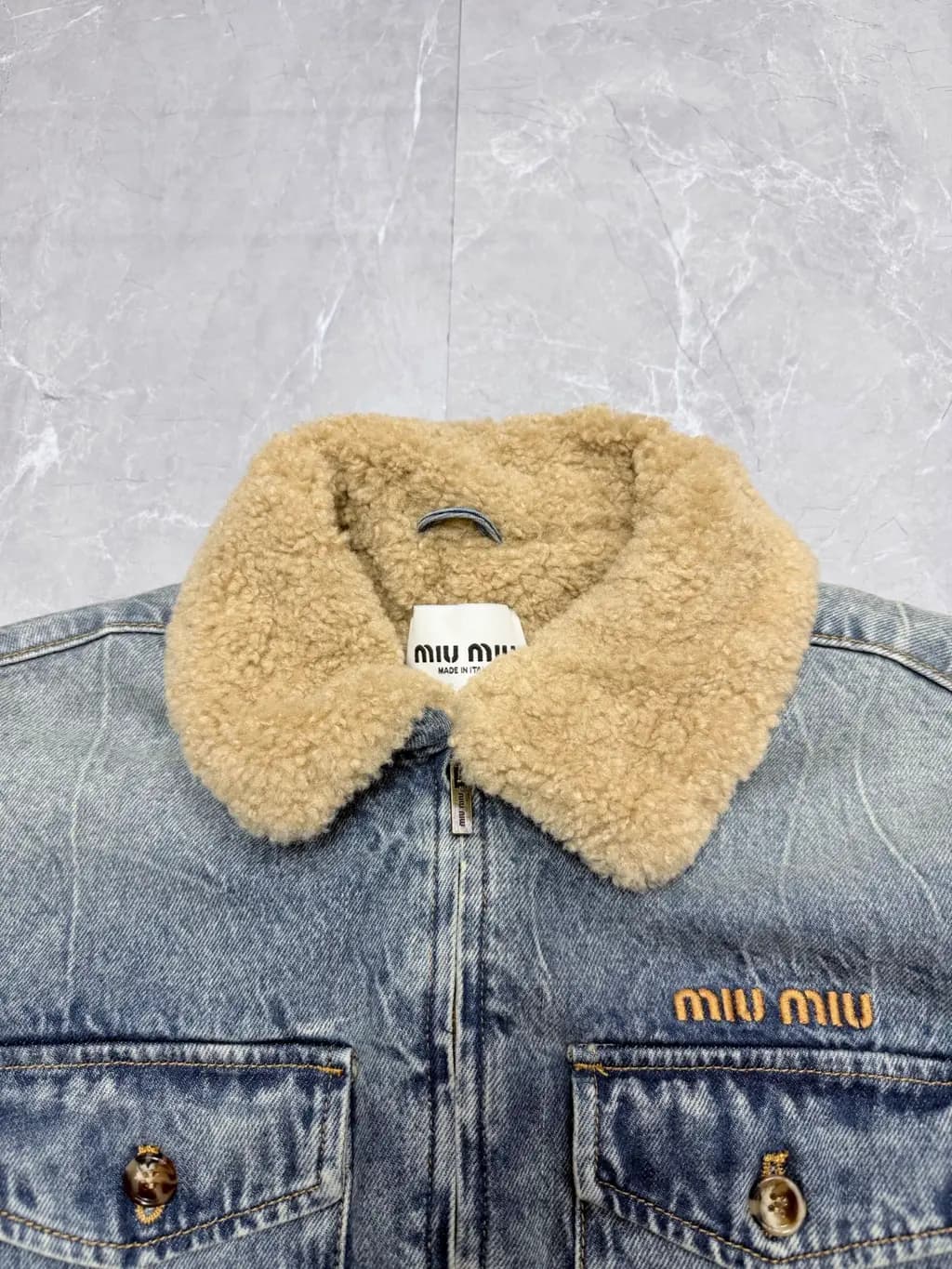 미우미우 MIU MIU 양털 칼라 데님 집업 자켓 상세 이미지
