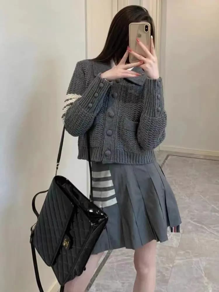 톰브라운 THOM BROWNE 시그니처 4바 크롭 니트 가디건 상세 이미지