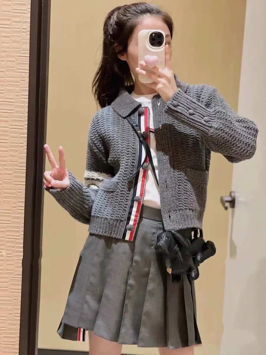 톰브라운 THOM BROWNE 시그니처 4바 크롭 니트 가디건 상세 이미지