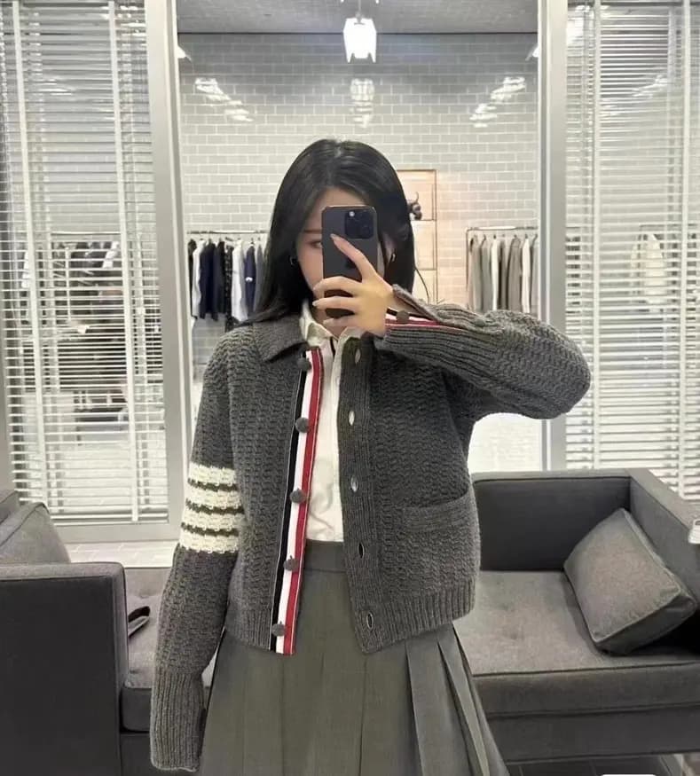 톰브라운 THOM BROWNE 시그니처 4바 크롭 니트 가디건 상세 이미지