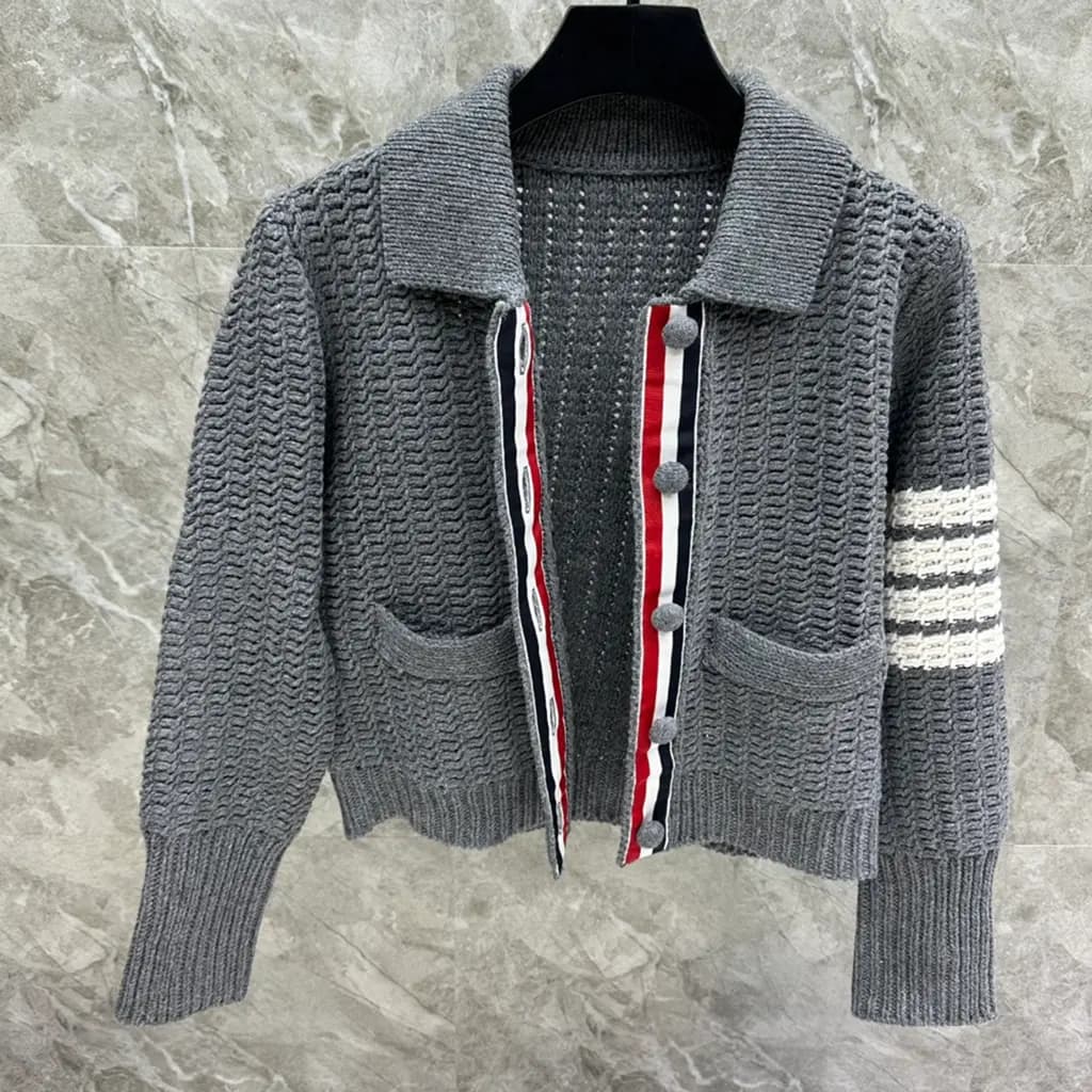 톰브라운 THOM BROWNE 시그니처 4바 크롭 니트 가디건 상세 이미지